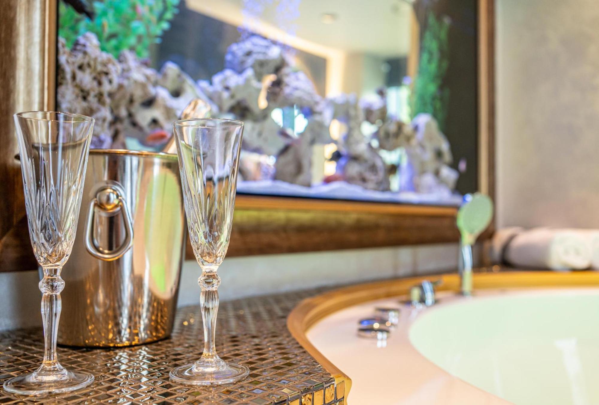 Jacuzzi Exotica Apartment Klaipėda Eksteriør billede