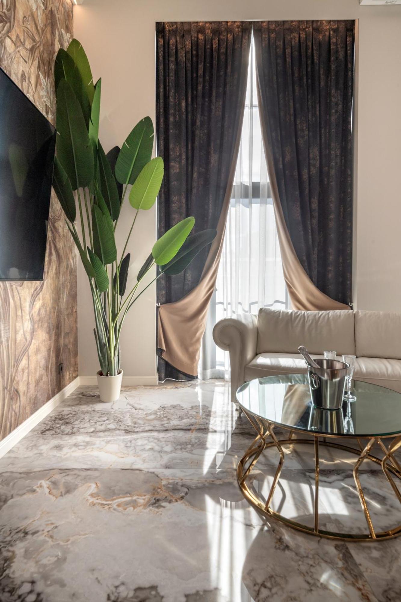 Jacuzzi Exotica Apartment Klaipėda Eksteriør billede